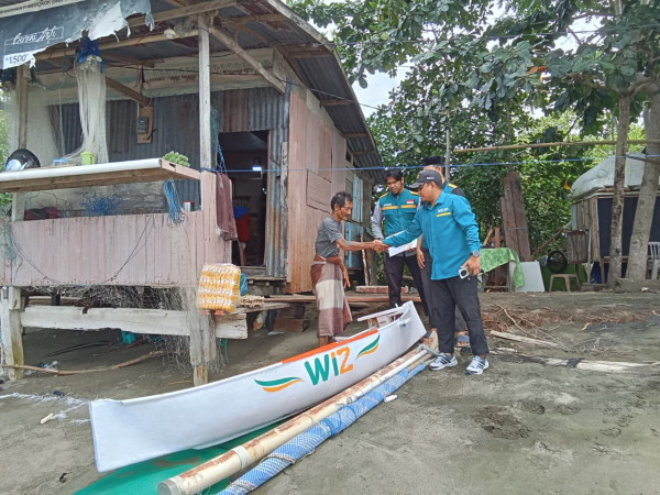 WIZ Sinjai Salurkan Zakat Produktif: Pak Ilham Nelayan Pesisir Mallenreng Dapat Bantuan Sampan