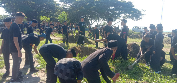 "Kerja bakti wahdah islamiyah Bulukumba :membersihkan lingkungan dan meningkatkan kesadaran"