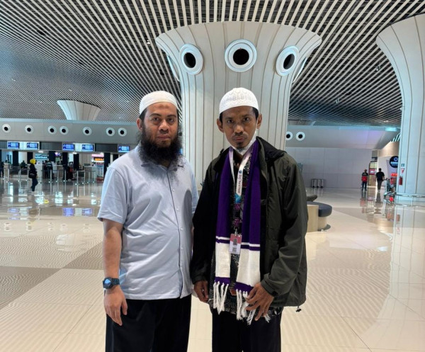Ketua DPD Wahdah Islamiyah Sinjai Terima Hadiah Umrah dari Toif Tour and Travel